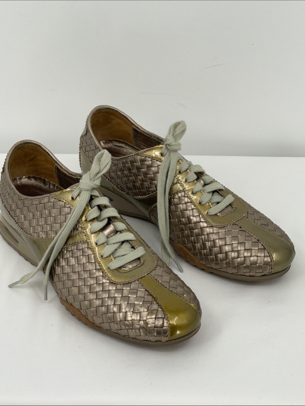 COLE HAAN BRIA WOMENS SIZE 8.5 AA Woven Metallic Sneakers with Olive Accents